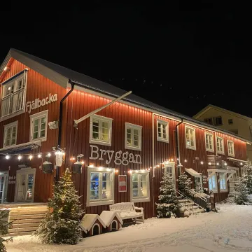 snötäckt bryggan på jul